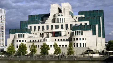 MI6 Rolls Out Encrypted Platform to Recruit Intelligence Sources in Russia